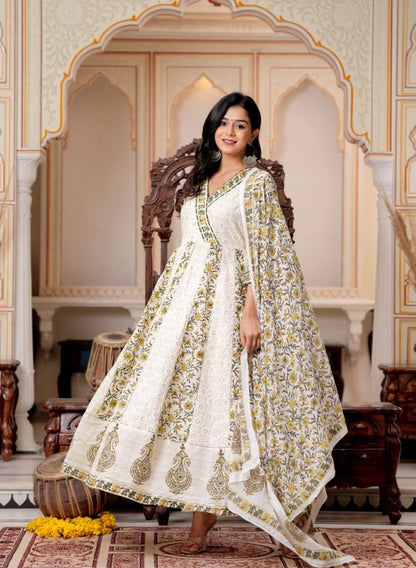 Beautiful angarkha pattern heavy chikankari work cotton kurti set with print!